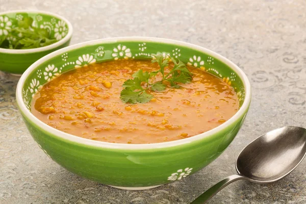 Sopa de lentejas rojas veganas con cilantro . — Foto de Stock