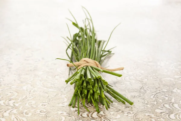 Grappolo di erba cipollina fresca . — Foto Stock