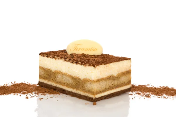 Tiramisu dessert op chocoladereep geïsoleerd op witte achtergrond. — Stockfoto