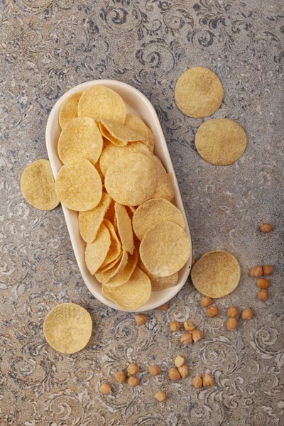 Chickpea chips and whole chickpea. Healthy snack. — Stock Photo, Image