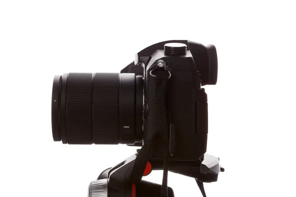 Fotocamera reflex digitale professionale su treppiede . — Foto Stock