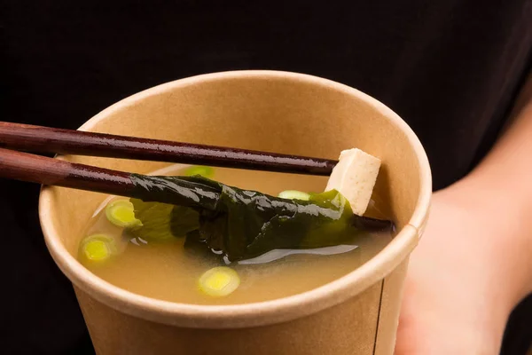 Παραδοσιακή σούπα miso στο κύπελλο takeaway. — Φωτογραφία Αρχείου