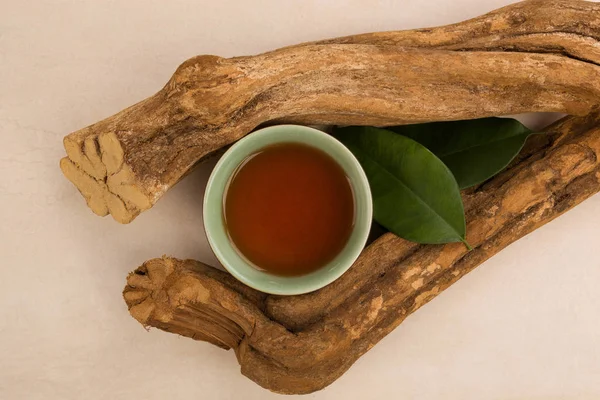 Bebida de ayahuasca, hojas y madera . — Foto de Stock