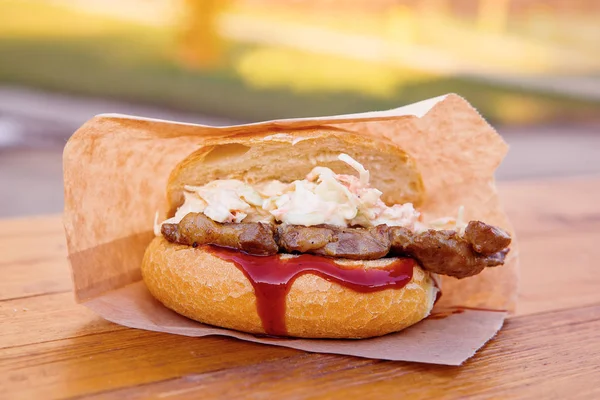 Zelfgemaakte hamburger met koolsla en bbq saus. — Stockfoto