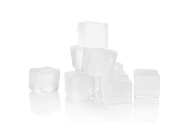 Cubitos de hielo en blanco . — Foto de Stock