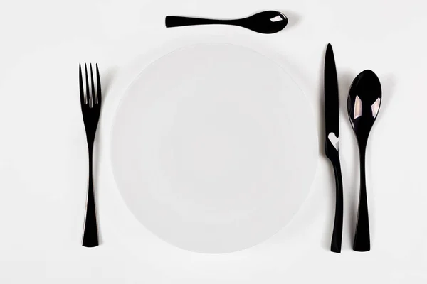 Λευκό Κεραμικό Στρογγυλό Πιάτο Απομονώνονται Λευκό Ξεκίνα Γλώσσα Μαχαιροπίρουνων — Φωτογραφία Αρχείου