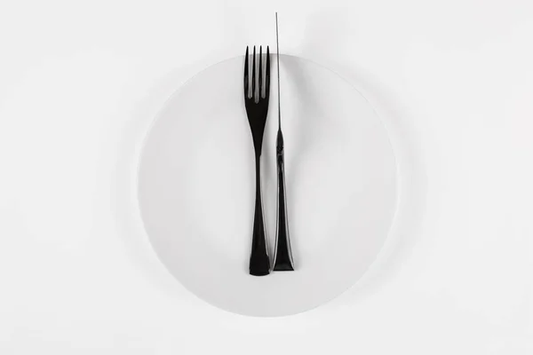 음식이야 세라믹둥근 접시와 나이프 포크를 위에서 흰색의 — 스톡 사진