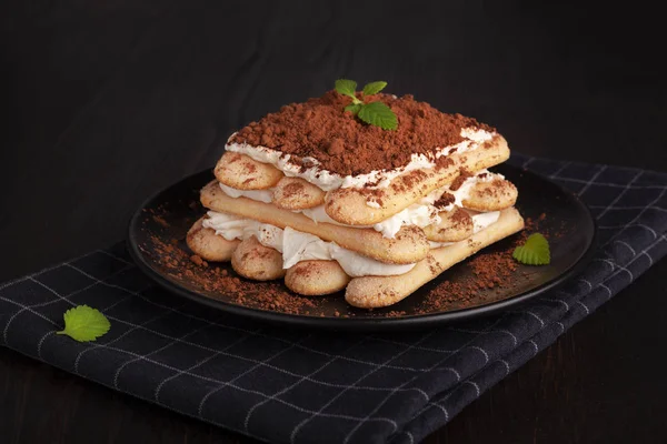 Tiramisu Sobremesa Italiana Camadas Com Creme Mascarpone Decorado Com Hortelã — Fotografia de Stock