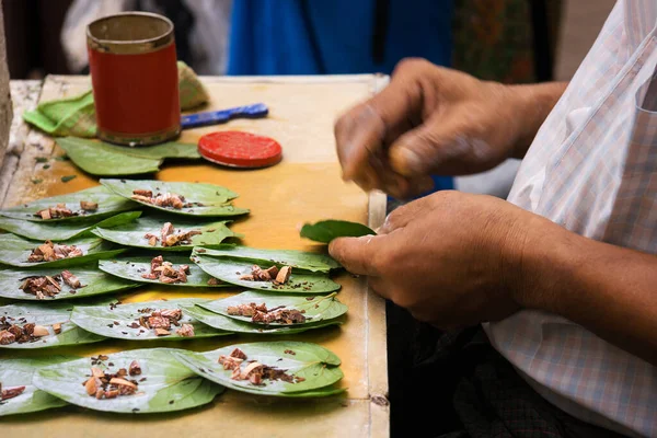 Homem Preparar Mastigar Betel Mianmar Betel Quid Paan Uma Combinação — Fotografia de Stock