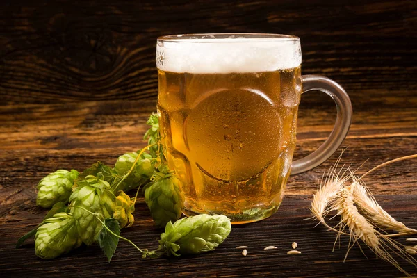 Oktoberfest Med Vete Och Humle Träbord — Stockfoto