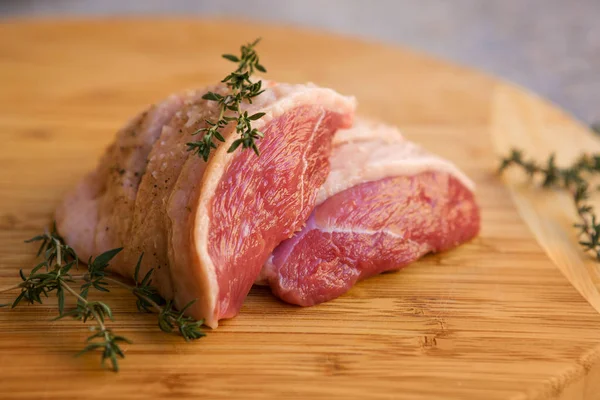 Obearbetat Ankbröstkött Skärbräda Med Färska Örter — Stockfoto