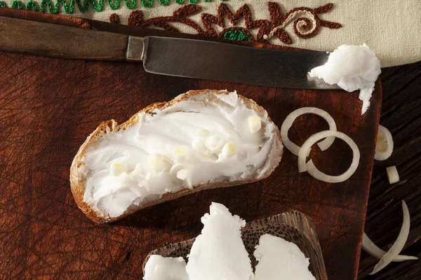 Sandwich Gemaakt Van Knapperig Brood Zelfgemaakte Reuzel Traditionele Delicatesse Gemaakt — Stockfoto