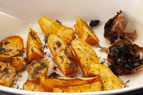 Hausgemachte Süßkartoffeln Mit Gewürzen Kräutern Und Schwarzem Knoblauch — Stockfoto