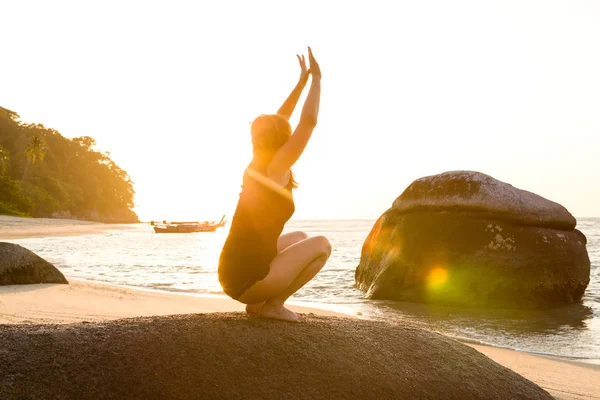 Piękna Kobieta Ćwiczy Jogę Tropikalnej Plaży Wschodzie Słońca — Zdjęcie stockowe