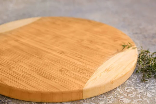 Papan Potong Kayu Dengan Herbal Segar Atas Meja Menyiapkan Makanan — Stok Foto