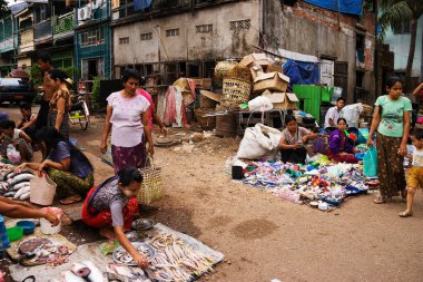 Yangon, Myanmar - 11 Mayıs 2009. Geleneksel yerel pazar.