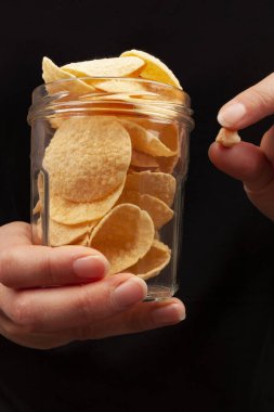 Nohut tutan genç bir kadın. Sağlıklı nohut cipsi..