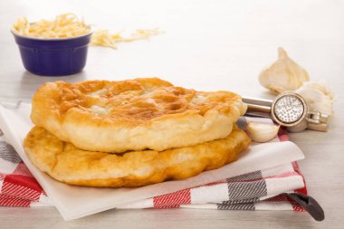 Langos tipik Macar yemeği.