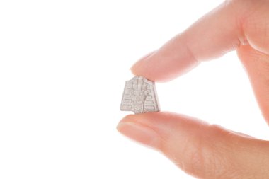 Beyaz arka planda izole edilmiş bir kadın elinde ecstasy hapı. Mdma tedavisel kullanımı.