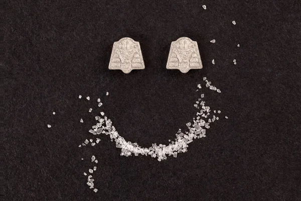 Mdma Κρύσταλλο Και Χάπια Έκστασης Που Σχηματίζουν Χαμογελαστό Πρόσωπο — Φωτογραφία Αρχείου