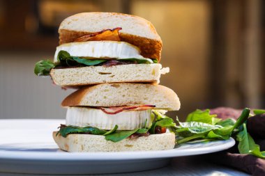 Ciabatta sandviçi, taze keçi peyniri, pastırma ve ıspanak. Gurme sokak yemekleri..