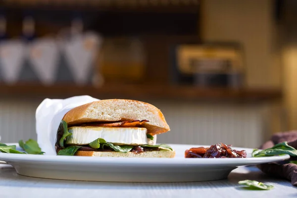 Sanduíche Com Queijo Cabra Fresco Bacon Espinafre Comida Rua Gourmet — Fotografia de Stock