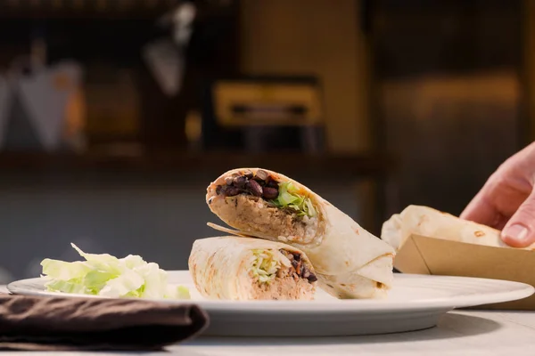 Burrito Wraps Mit Pulled Pork Bohnen Reis Und Gemüse Auf — Stockfoto