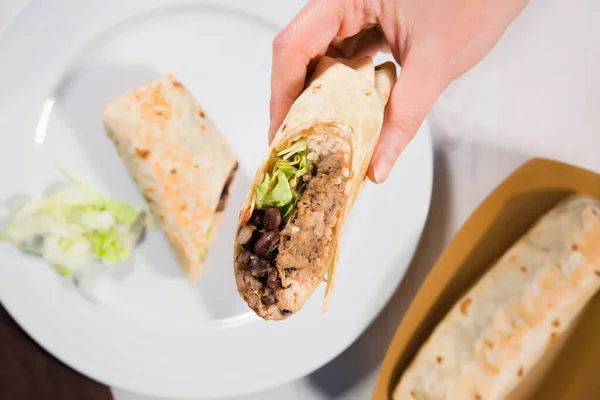 Burrito Csomagolópapír Rántott Sertéshússal Babbal Rizzsel Zöldséggel Fehér Tálcán Mexikói — Stock Fotó