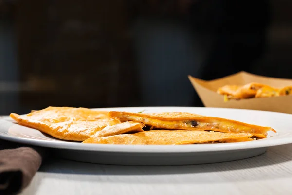 Tavuk Siyah Fasulye Peynir Sebzeli Meksika Usulü Nefis Quesadilla Sokak — Stok fotoğraf