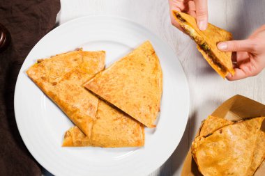 Meksika usulü tavuklu, siyah fasulyeli, beyaz tabakta peynir ve sebzeli quesadilla. Mutfak sokak yemekleri. 