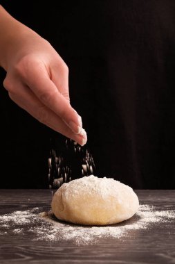 Ekmek yapma. Beyaz un hamurun üzerine düşüyor.