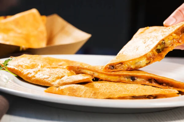 Quesadilla Mexicano Com Frango Feijão Preto Queijo Legumes Prato Branco — Fotografia de Stock