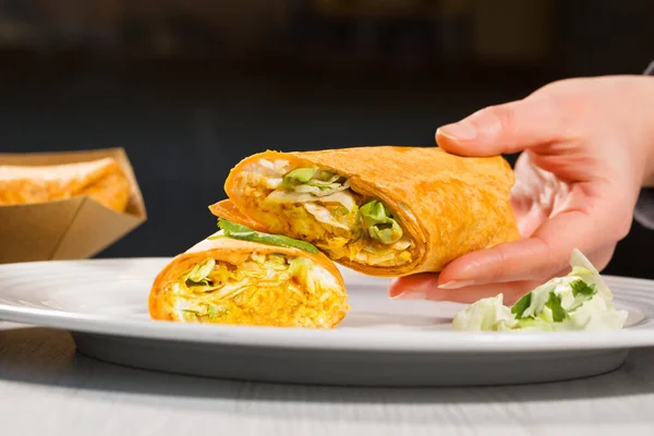 Tortillas Wraps Mit Hühnercurry Und Gemüse Auf Weißem Teller Chicken — Stockfoto