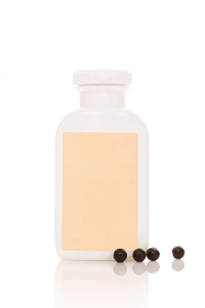 中草药在瓶子和药丸中分离的白色背景 中医概念 — 图库照片