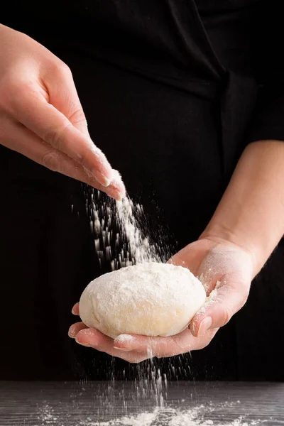 Biała Mąka Spadająca Ciasto Żeńskich Rękach Gotowanie Tło Kuchni Pieczenie — Zdjęcie stockowe