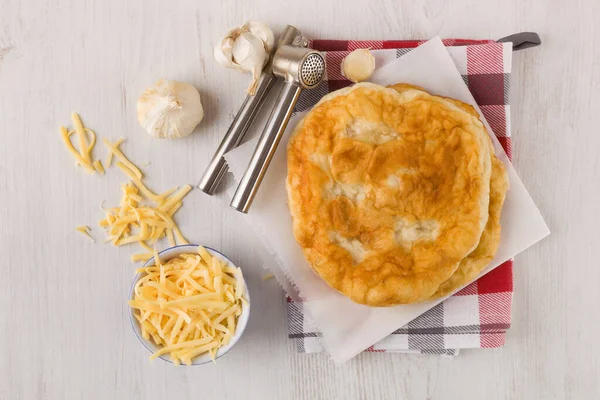 Läckra Langos Med Riven Ost Och Vitlök Ovanifrån Kulinariska Maträtter — Stockfoto