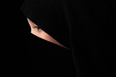 Ağzı tesettürlü tatlı bir kız. Bastırma, kadın hakları, korku kavramı.