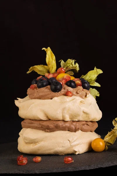 Pavlova Dessert Svart Bakgrund Pavlova Kaka Garnerad Med Vispad Grädde — Stockfoto