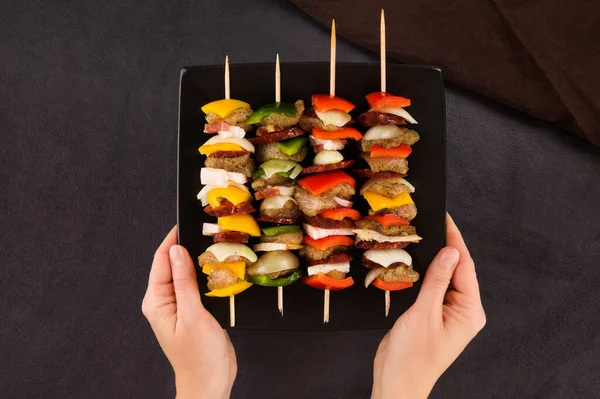 Syrový Kebab Masa Zeleniny Černém Talíři Dámských Rukou Bbq Food — Stock fotografie