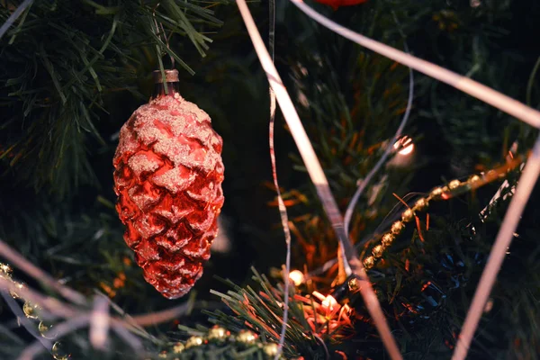 Klasik süslemeli Noel ağacı. Yeni yıl tatili duvar kağıdı. Arkaplan.