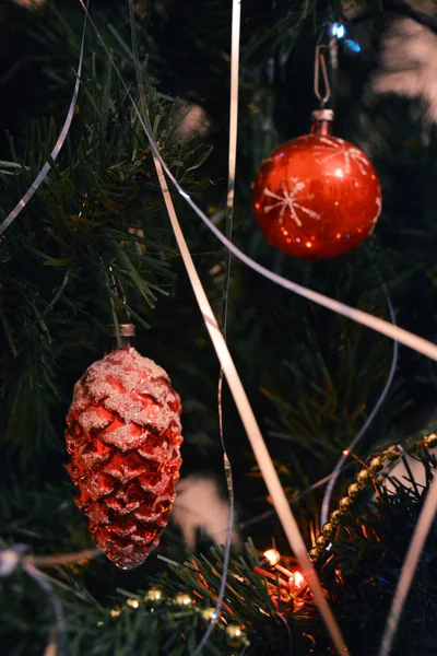 Klasik süslemeli Noel ağacı. Yeni yıl tatili geçmişi.