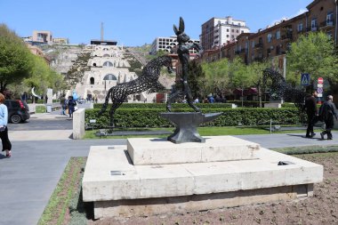 Erivan şehri, Ermenistan. Büyük Şelale 'nin heykel kompozisyonları. İki ayak üzerinde yürüyen bir tavşanın metal yapısı