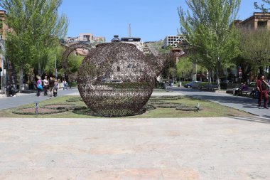 Erivan şehri, Ermenistan. Büyük Şelale 'nin heykel kompozisyonları. Büyük bir çaydanlığın metal yapısı.