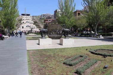 Erivan şehri, Ermenistan. Büyük Şelale 'nin heykel kompozisyonları. Metal inşaat filleri ve tavşan dövüşçüleri
