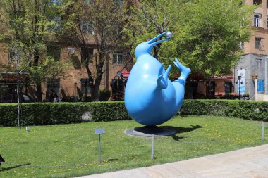 Erivan şehri, Ermenistan. Büyük Şelale 'nin heykel kompozisyonları. Metal kuş tasarımı.