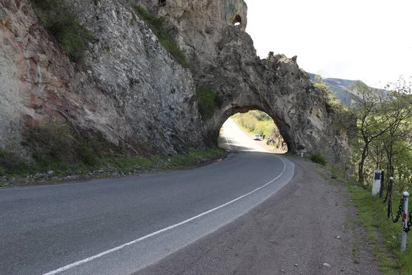 Krzywa Asfaltowa Droga Górach Pod Wzgórzem Przebito Naturalny Tunel — Zdjęcie stockowe