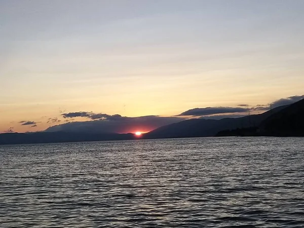 Schöner Sonnenuntergang Meer Zwischen Bergen Und Wolken Scheint Die Orangefarbene — Stockfoto