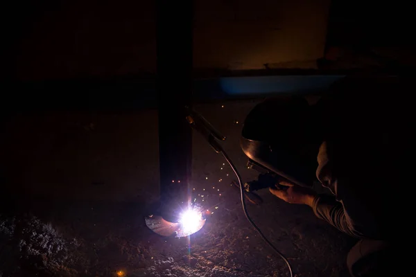 工人焊接金属 — 图库照片