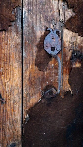 bir nadir kapı kolu ile eski kapı