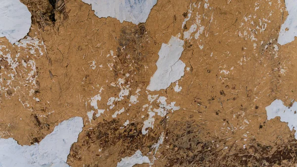 Kil kil duvar, çamur kulübe, eski kırık